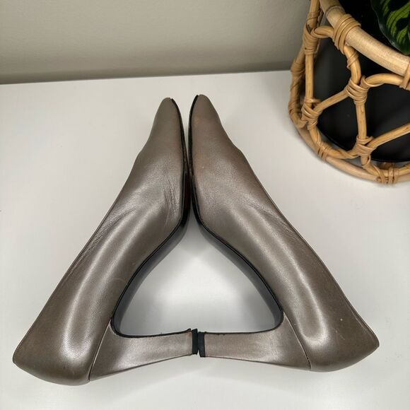 Vintage Stuart Weitzman Pewter Champaign Beige Leather Pumps 3” Heel- Size 8.5 - Picture 6 of 15